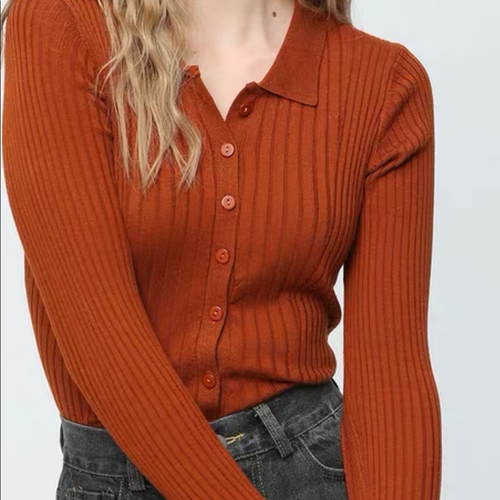 Collared v-neck knit top